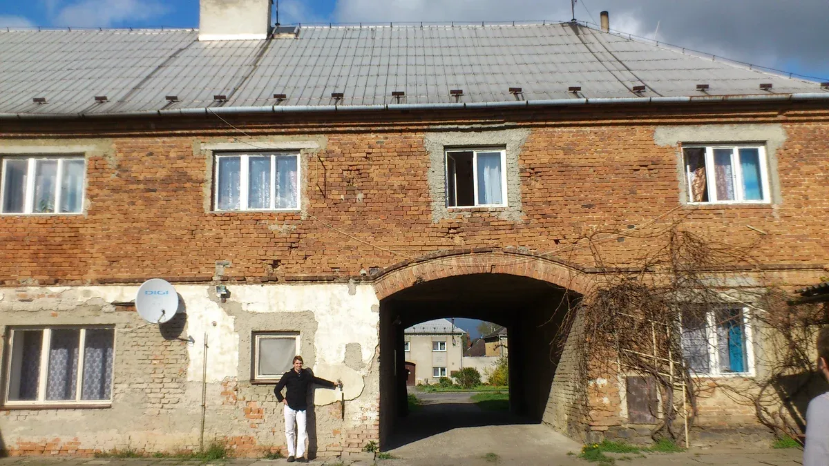 Lukáš u první nemovitosti